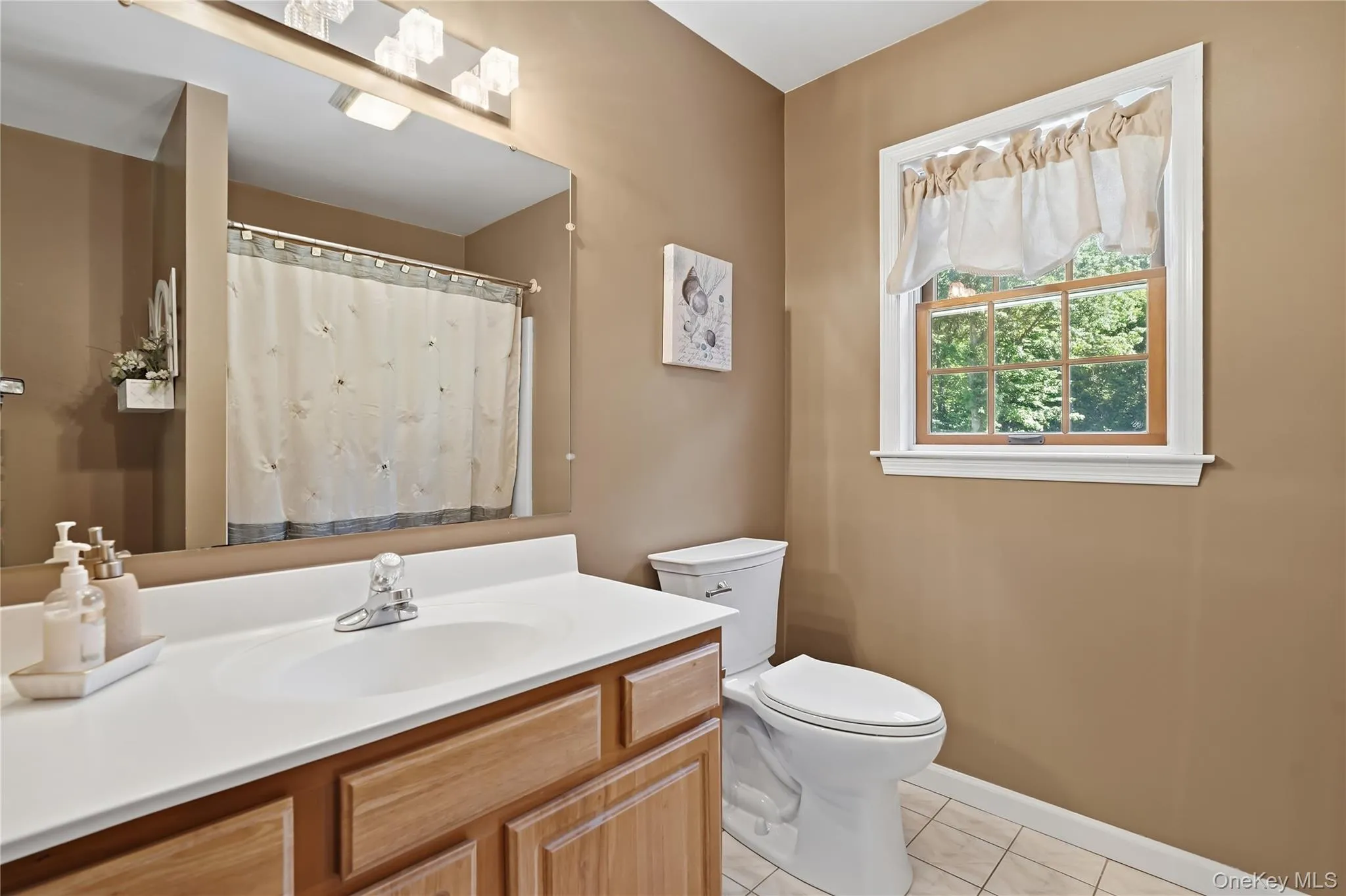Full hallway bathroom for secondary bedrooms. Full hallway bathroom for secondary bedrooms.