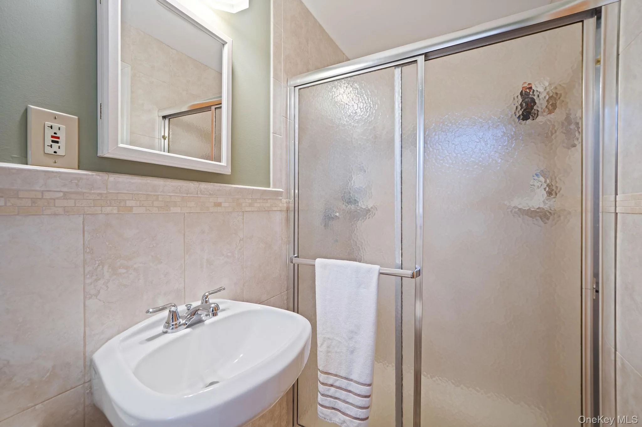 main level / 2nd full bath with walk in shower main level / 2nd full bath with walk in shower