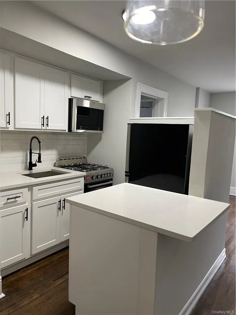 Stainless Steel Appliances, & Quartz Countertops Stainless Steel Appliances, & Quartz Countertops