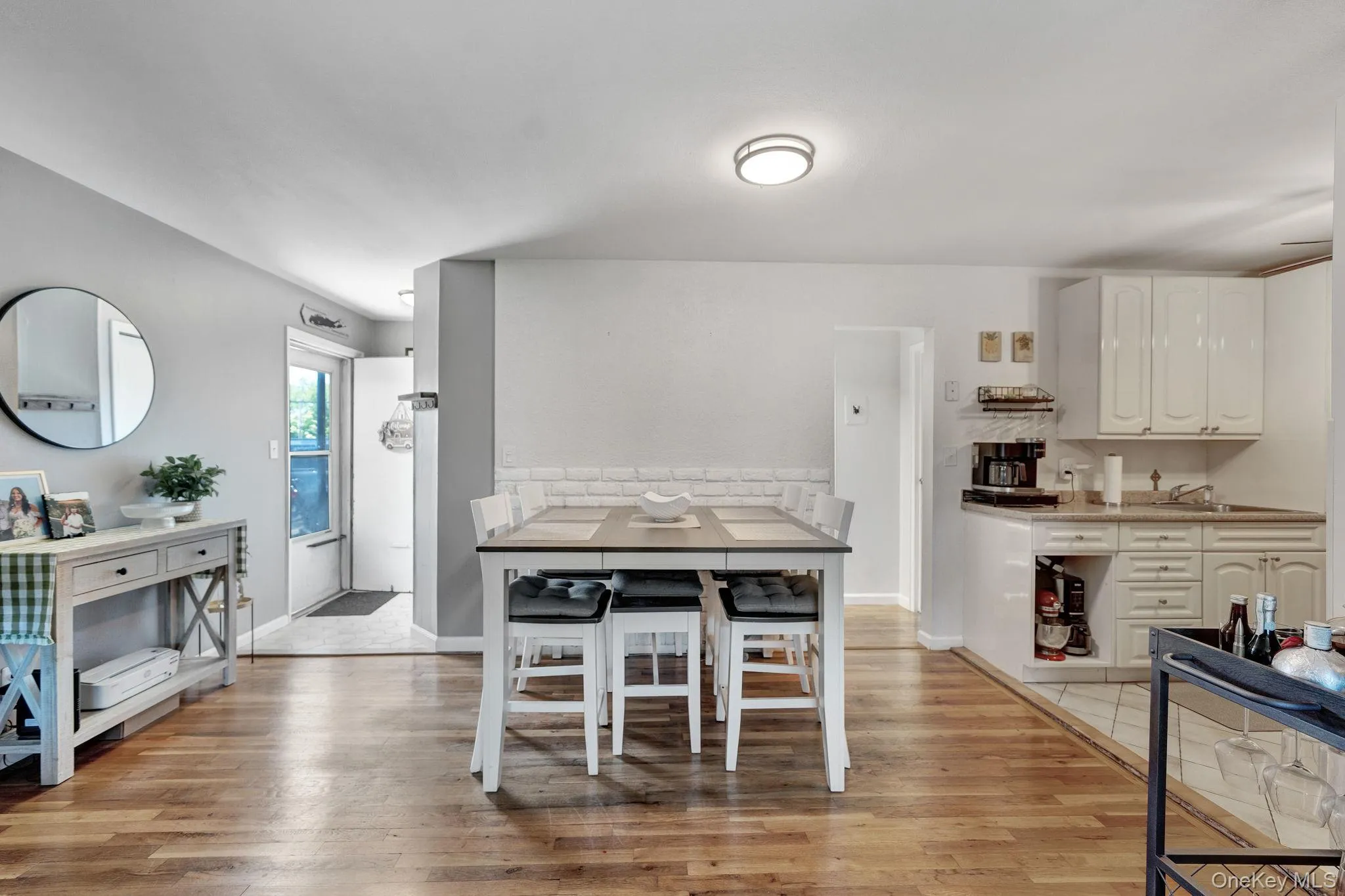 14 Ivy Street, Oyster Bay, NY, 1 Bedroom Bedrooms, 3 Rooms Rooms,1 BathroomBathrooms,Residential,For Rent,Ivy,0,1009975 14 Ivy Street, Oyster Bay, NY, 1 Bedroom Bedrooms, 3 Rooms Rooms,1 BathroomBathrooms,Residential,For Rent,Ivy,0,1009975