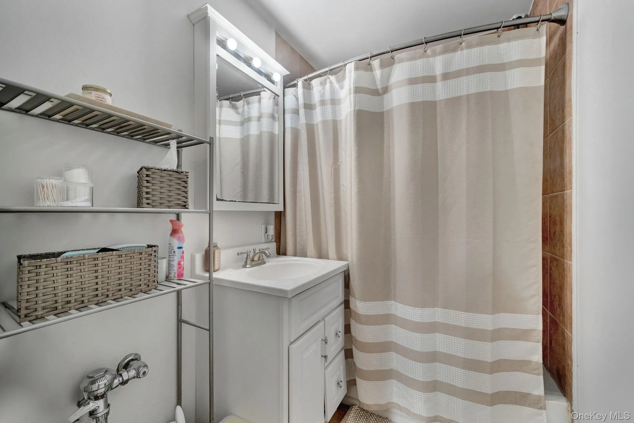 14 Ivy Street, Oyster Bay, NY, 1 Bedroom Bedrooms, 3 Rooms Rooms,1 BathroomBathrooms,Residential,For Rent,Ivy,0,1009975 14 Ivy Street, Oyster Bay, NY, 1 Bedroom Bedrooms, 3 Rooms Rooms,1 BathroomBathrooms,Residential,For Rent,Ivy,0,1009975