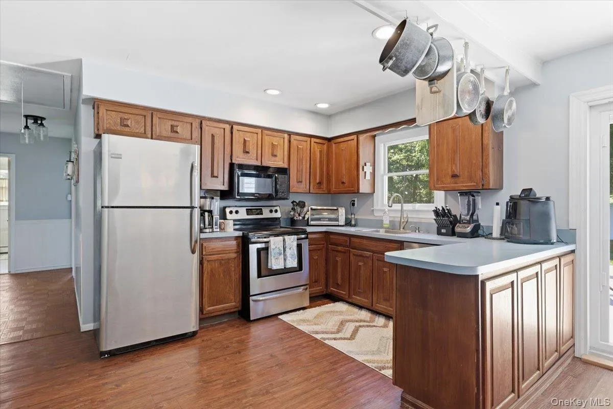 32 Henearly Drive, Brookhaven, NY, 3 Bedrooms Bedrooms, 5 Rooms Rooms,1 BathroomBathrooms,Residential,For Rent,Henearly,0,1009982 32 Henearly Drive, Brookhaven, NY, 3 Bedrooms Bedrooms, 5 Rooms Rooms,1 BathroomBathrooms,Residential,For Rent,Henearly,0,1009982