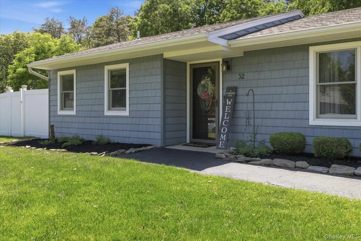 32 Henearly Drive, Brookhaven, NY, 3 Bedrooms Bedrooms, 5 Rooms Rooms,1 BathroomBathrooms,Residential,For Rent,Henearly,0,1009982 32 Henearly Drive, Brookhaven, NY, 3 Bedrooms Bedrooms, 5 Rooms Rooms,1 BathroomBathrooms,Residential,For Rent,Henearly,0,1009982