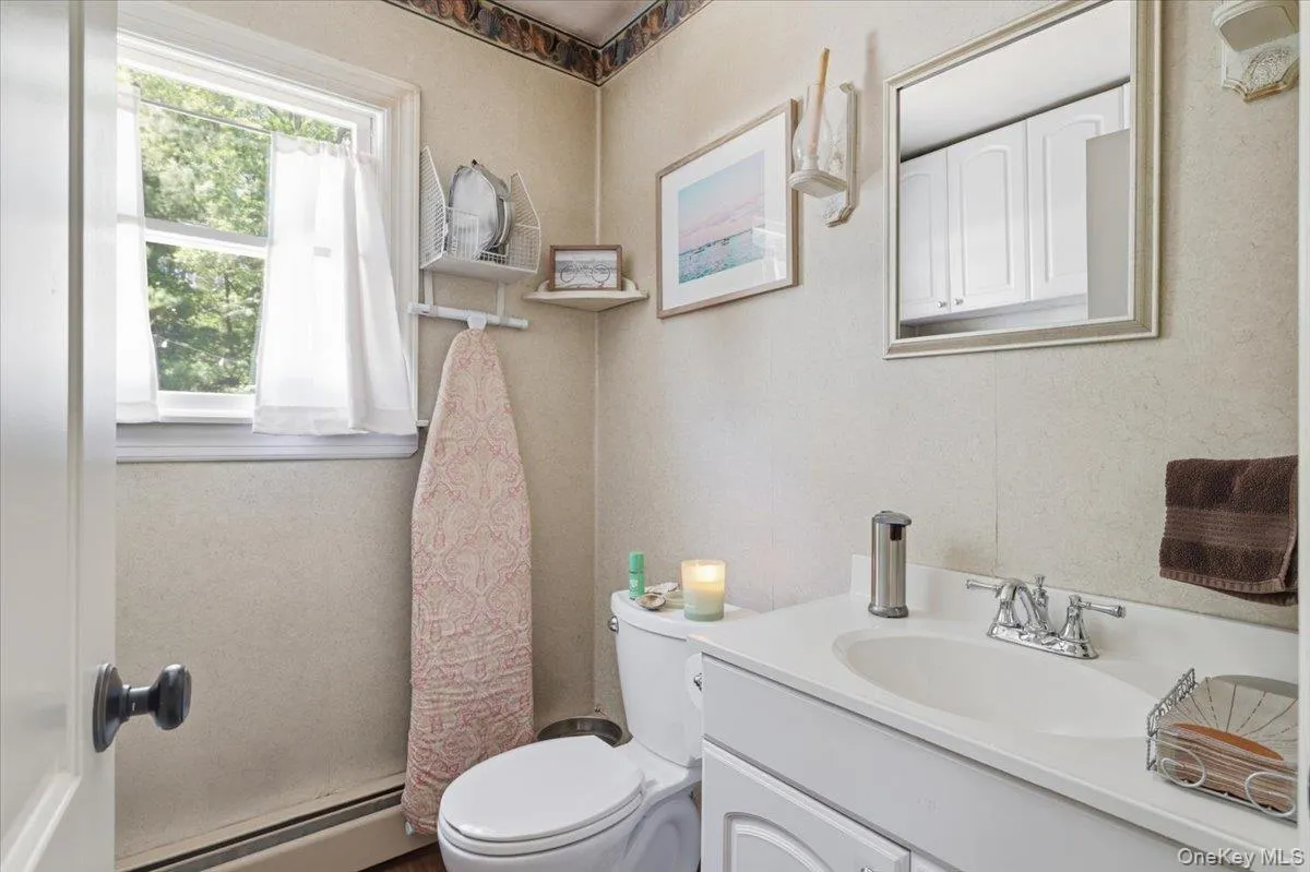 32 Henearly Drive, Brookhaven, NY, 3 Bedrooms Bedrooms, 5 Rooms Rooms,1 BathroomBathrooms,Residential,For Rent,Henearly,0,1009982 32 Henearly Drive, Brookhaven, NY, 3 Bedrooms Bedrooms, 5 Rooms Rooms,1 BathroomBathrooms,Residential,For Rent,Henearly,0,1009982