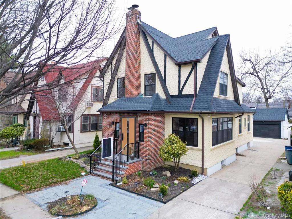 8515 Wareham Place, New York, NY, 5 Bedrooms Bedrooms, 9 Rooms Rooms,1 BathroomBathrooms,Residential,For Rent,Wareham,0,1010007 8515 Wareham Place, New York, NY, 5 Bedrooms Bedrooms, 9 Rooms Rooms,1 BathroomBathrooms,Residential,For Rent,Wareham,0,1010007