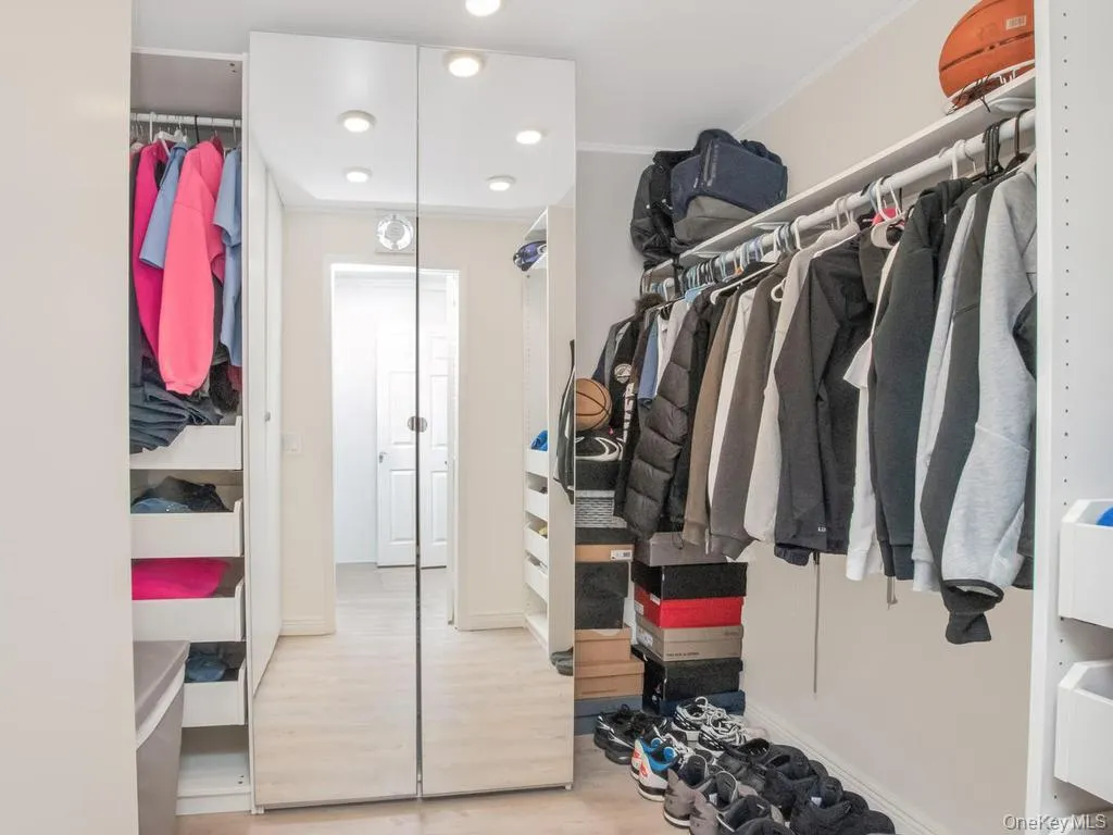 Walk-in-Closet Walk-in-Closet
