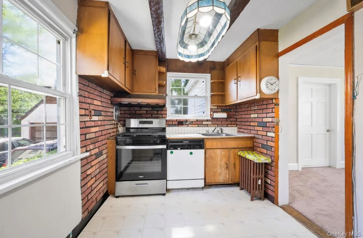 254 Lee Avenue, Yonkers, NY, 3 Bedrooms Bedrooms, 9 Rooms Rooms,1 BathroomBathrooms,Residential,For Rent,Lee,0,1010040 254 Lee Avenue, Yonkers, NY, 3 Bedrooms Bedrooms, 9 Rooms Rooms,1 BathroomBathrooms,Residential,For Rent,Lee,0,1010040