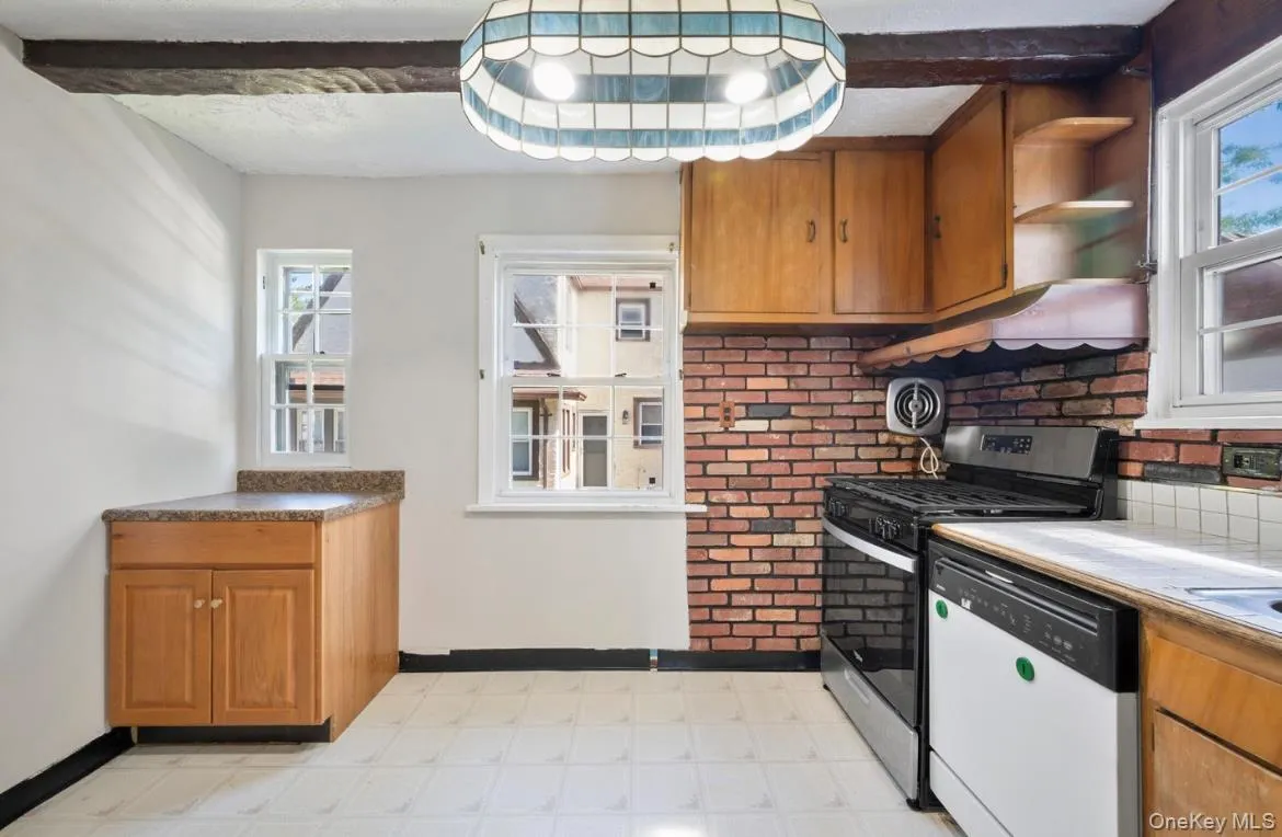 254 Lee Avenue, Yonkers, NY, 3 Bedrooms Bedrooms, 9 Rooms Rooms,1 BathroomBathrooms,Residential,For Rent,Lee,0,1010040 254 Lee Avenue, Yonkers, NY, 3 Bedrooms Bedrooms, 9 Rooms Rooms,1 BathroomBathrooms,Residential,For Rent,Lee,0,1010040