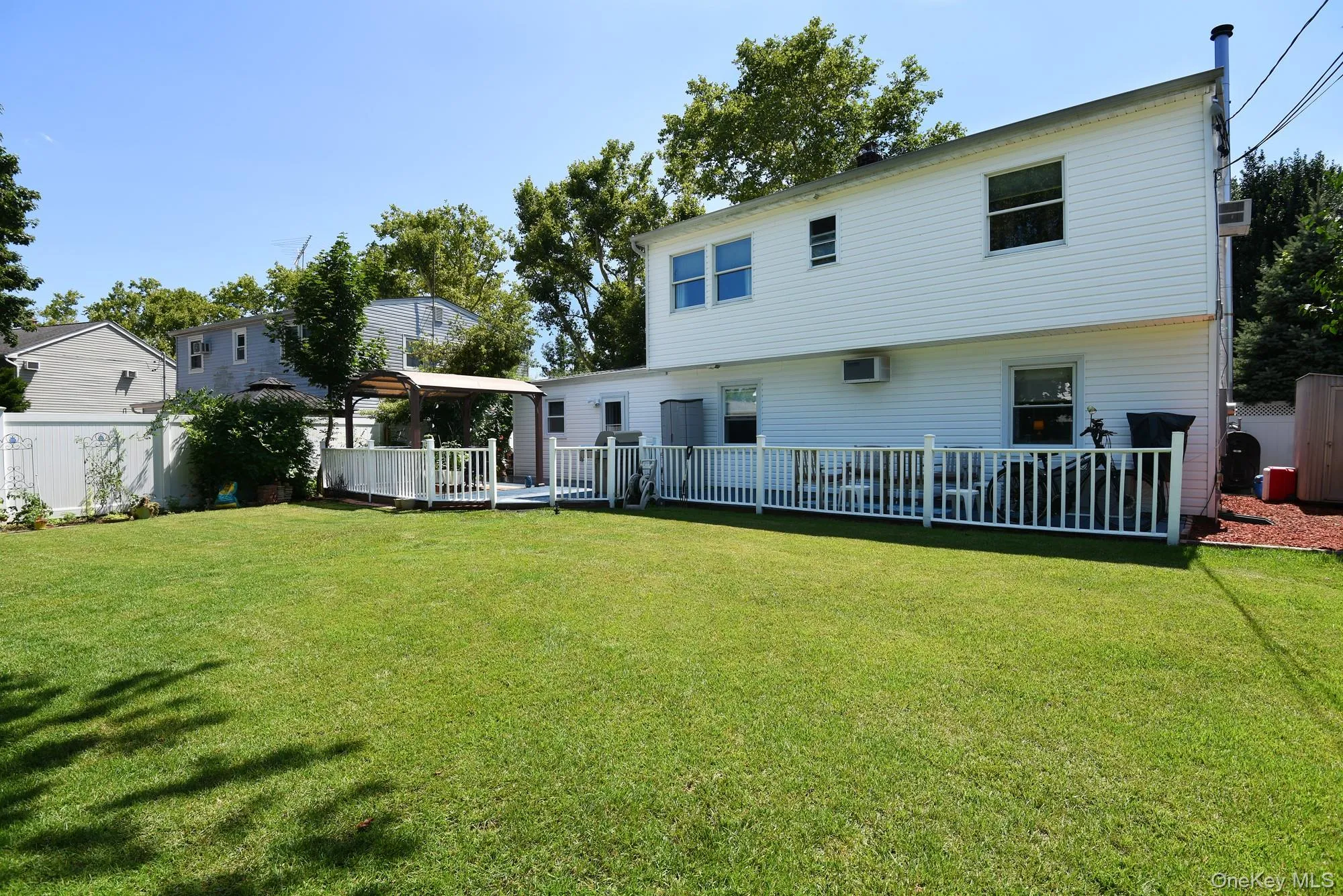 Huge backyard! Huge backyard!