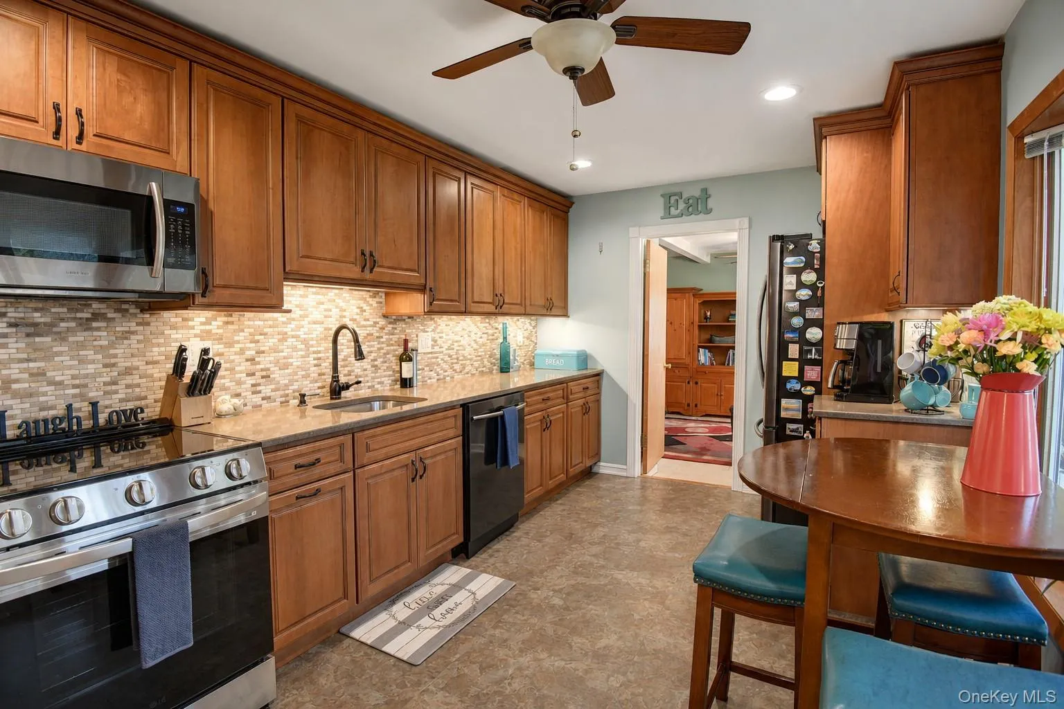 Eat-in-kitchen Eat-in-kitchen