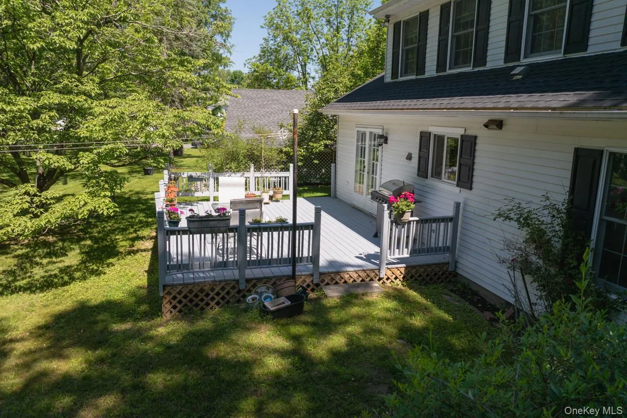 Expansive, oversized deck supported by I-beams Expansive, oversized deck supported by I-beams