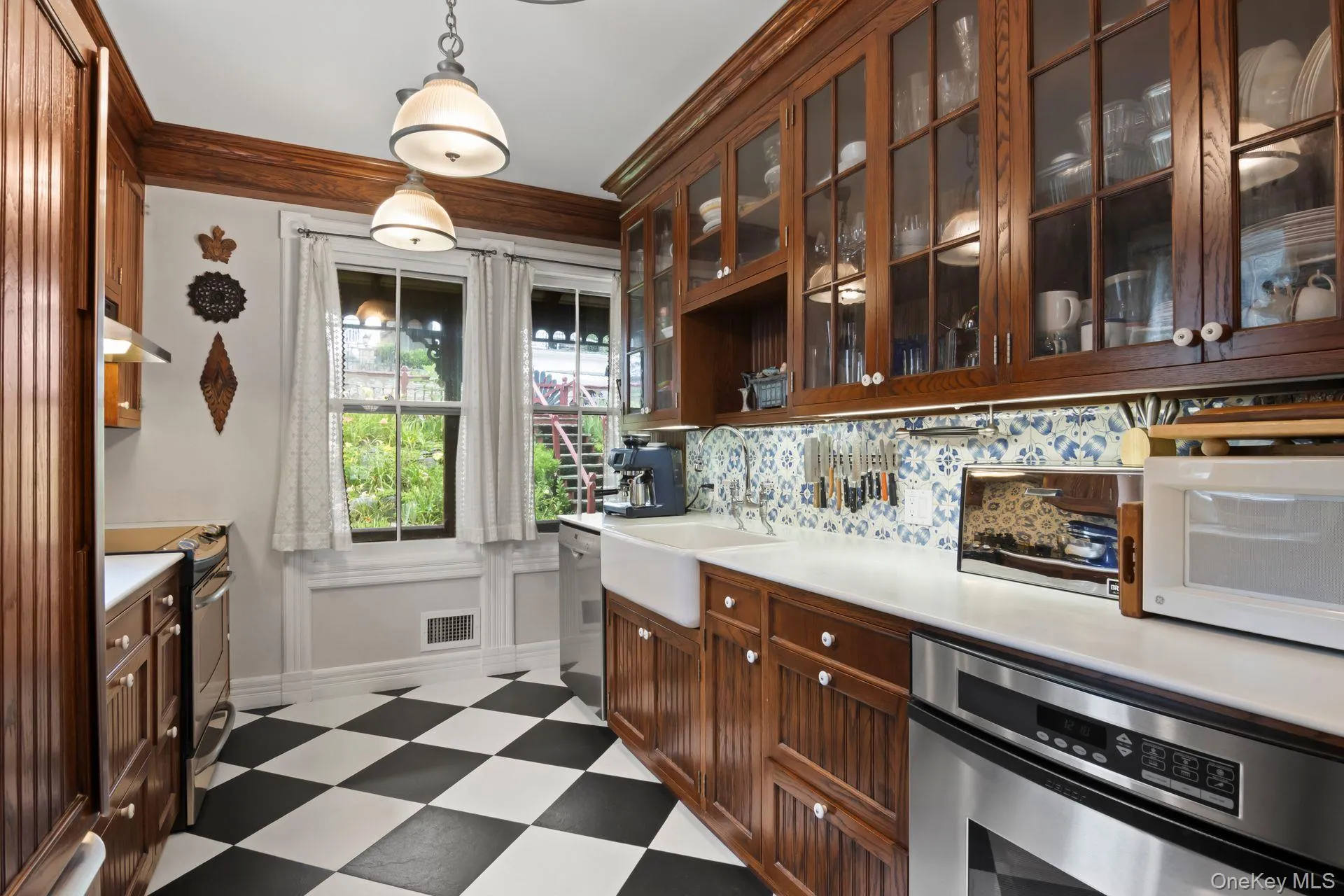 Well-appointed kitchen... Well-appointed kitchen...