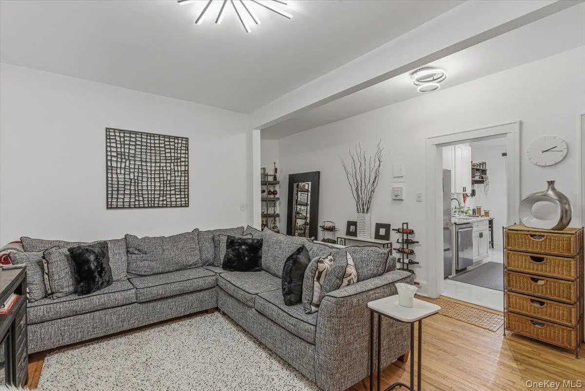 8374 Talbot Street, New York, NY, 1 Bedroom Bedrooms, 3 Rooms Rooms,1 BathroomBathrooms,Residential,For Rent,Talbot,0,1010080 8374 Talbot Street, New York, NY, 1 Bedroom Bedrooms, 3 Rooms Rooms,1 BathroomBathrooms,Residential,For Rent,Talbot,0,1010080