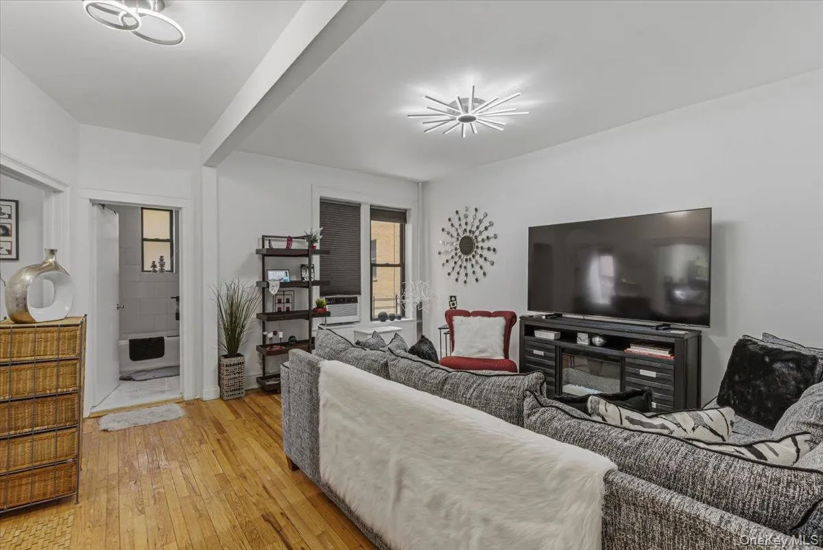 8374 Talbot Street, New York, NY, 1 Bedroom Bedrooms, 3 Rooms Rooms,1 BathroomBathrooms,Residential,For Rent,Talbot,0,1010080 8374 Talbot Street, New York, NY, 1 Bedroom Bedrooms, 3 Rooms Rooms,1 BathroomBathrooms,Residential,For Rent,Talbot,0,1010080