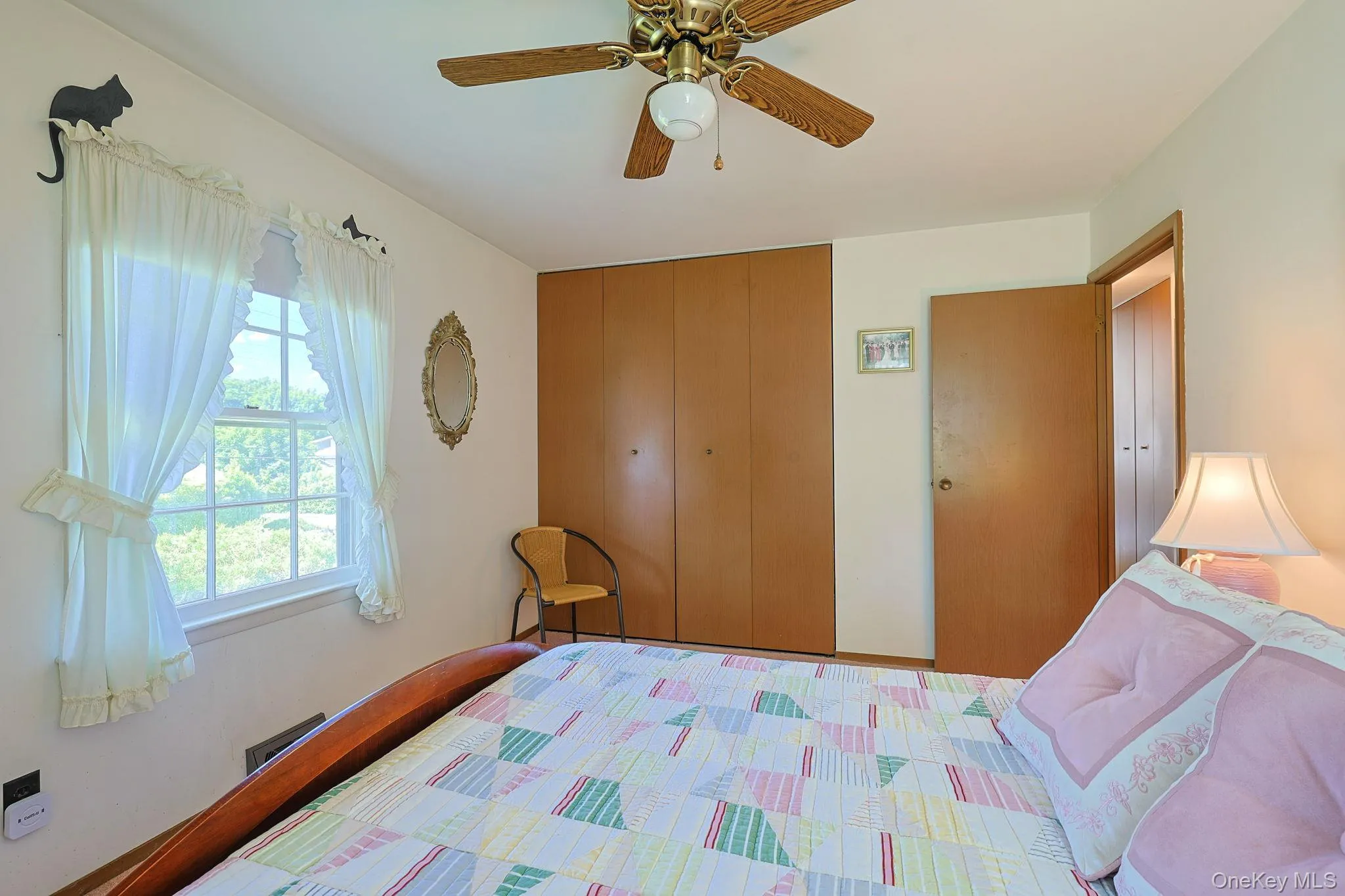 This is an alternate view of the bedroom. This is an alternate view of the bedroom.