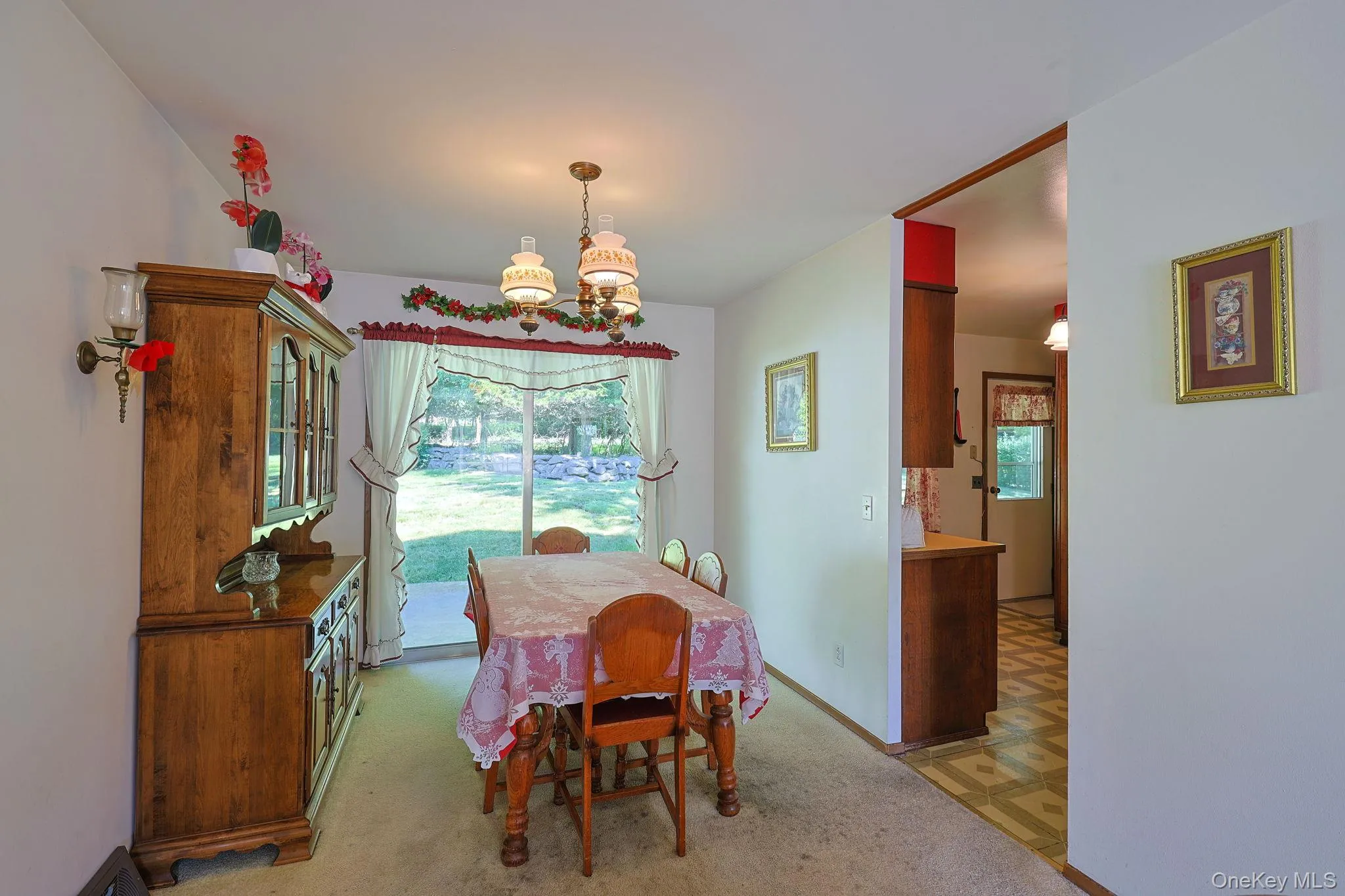 Cozy dining room with sliding glass door to the back patio. Cozy dining room with sliding glass door to the back patio.