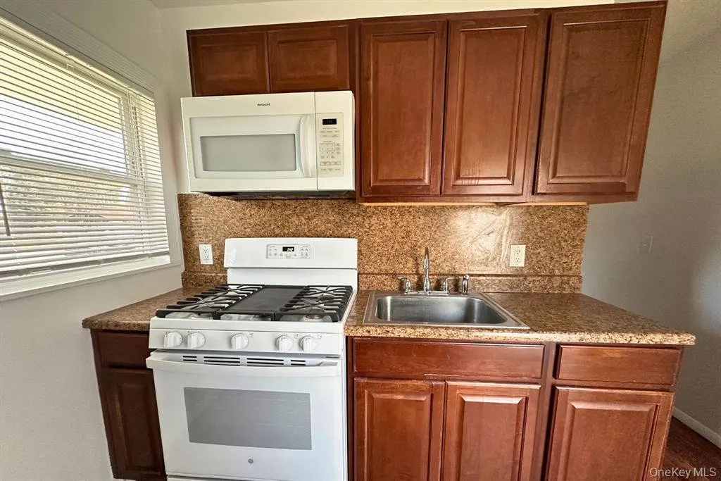 18 green Place, Brookhaven, NY, 1 Bedroom Bedrooms, 3 Rooms Rooms,1 BathroomBathrooms,Residential Lease,For Rent,green,0,KEY1010103 18 green Place, Brookhaven, NY, 1 Bedroom Bedrooms, 3 Rooms Rooms,1 BathroomBathrooms,Residential Lease,For Rent,green,0,KEY1010103