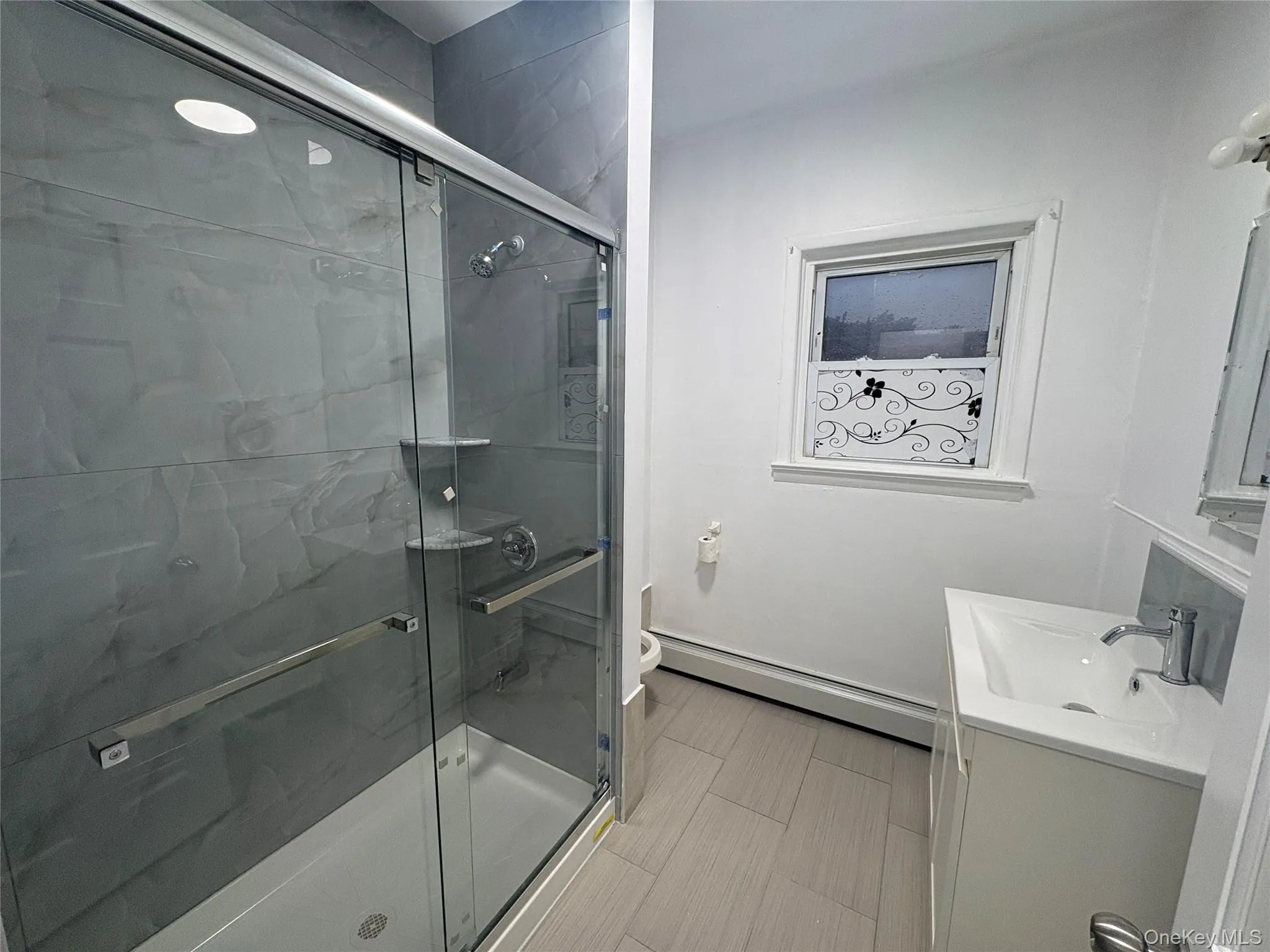 Updated full bathroom with modern fixtures and easy-maintenance finishes. Updated full bathroom with modern fixtures and easy-maintenance finishes.