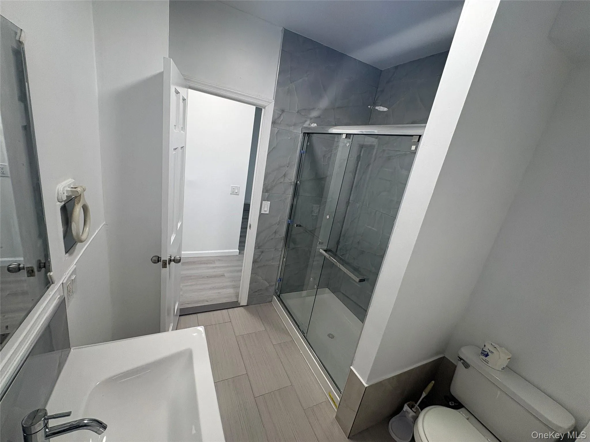 Updated full bathroom with modern fixtures and easy-maintenance finishes. Updated full bathroom with modern fixtures and easy-maintenance finishes.