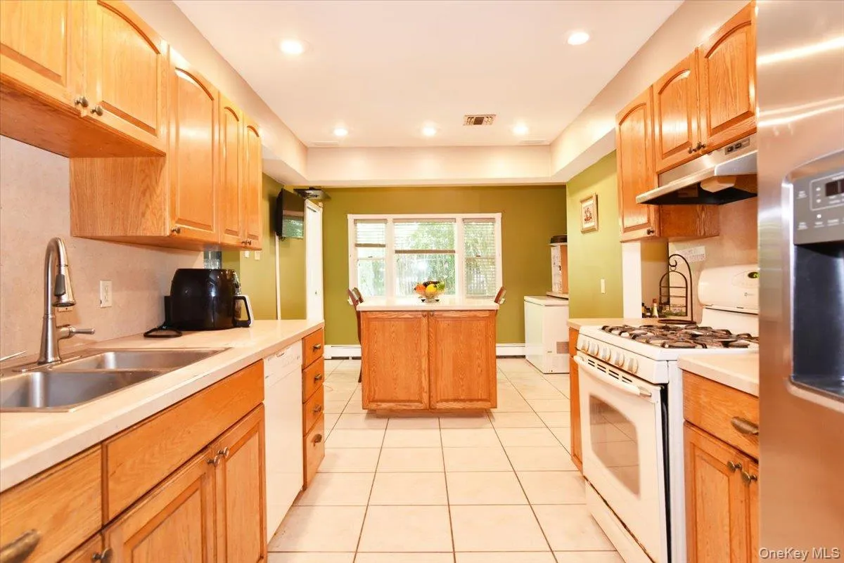 22 Chatham Road, Huntington, NY, 5 Bedrooms Bedrooms, 12 Rooms Rooms,4 BathroomsBathrooms,Residential,For Rent,Chatham,0,1010112 22 Chatham Road, Huntington, NY, 5 Bedrooms Bedrooms, 12 Rooms Rooms,4 BathroomsBathrooms,Residential,For Rent,Chatham,0,1010112