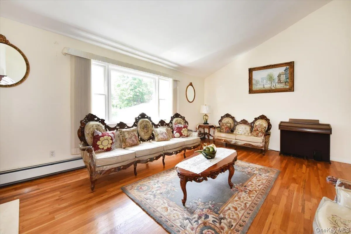 22 Chatham Road, Huntington, NY, 5 Bedrooms Bedrooms, 12 Rooms Rooms,4 BathroomsBathrooms,Residential,For Rent,Chatham,0,1010112 22 Chatham Road, Huntington, NY, 5 Bedrooms Bedrooms, 12 Rooms Rooms,4 BathroomsBathrooms,Residential,For Rent,Chatham,0,1010112