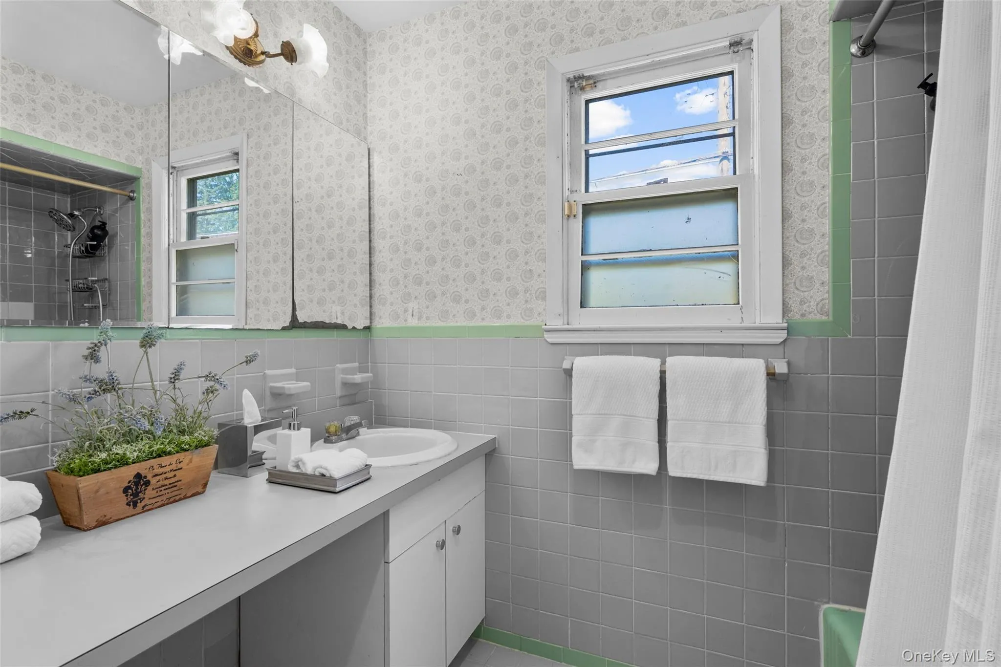 Spacious Hall Bathroom with tub/shower and Linen Closet. Spacious Hall Bathroom with tub/shower and Linen Closet.