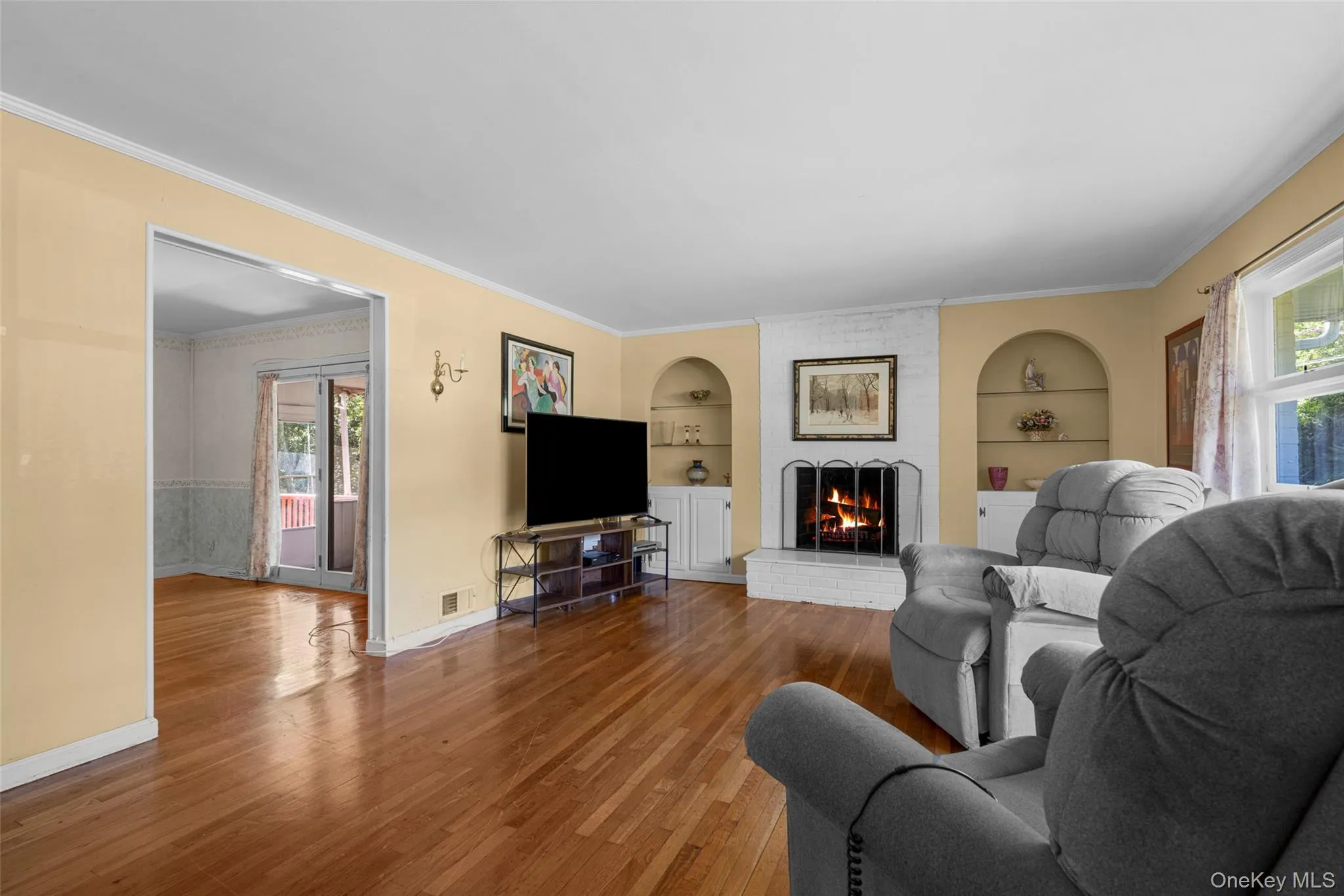 Wide Opening from living room to Dining room for easy entertaining, Wide Opening from living room to Dining room for easy entertaining,