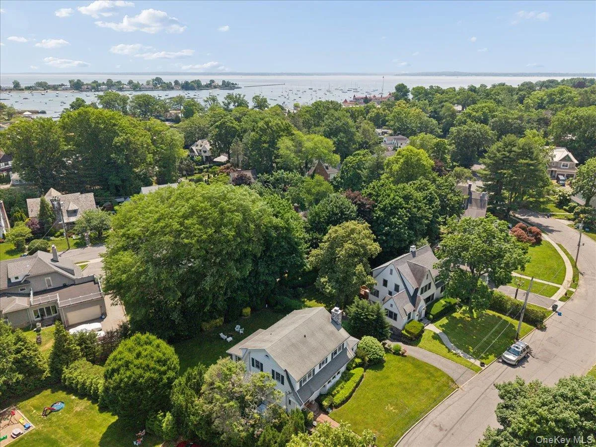 Stroll down to the waterfront while enjoying live on an elevated street! Stroll down to the waterfront while enjoying live on an elevated street!