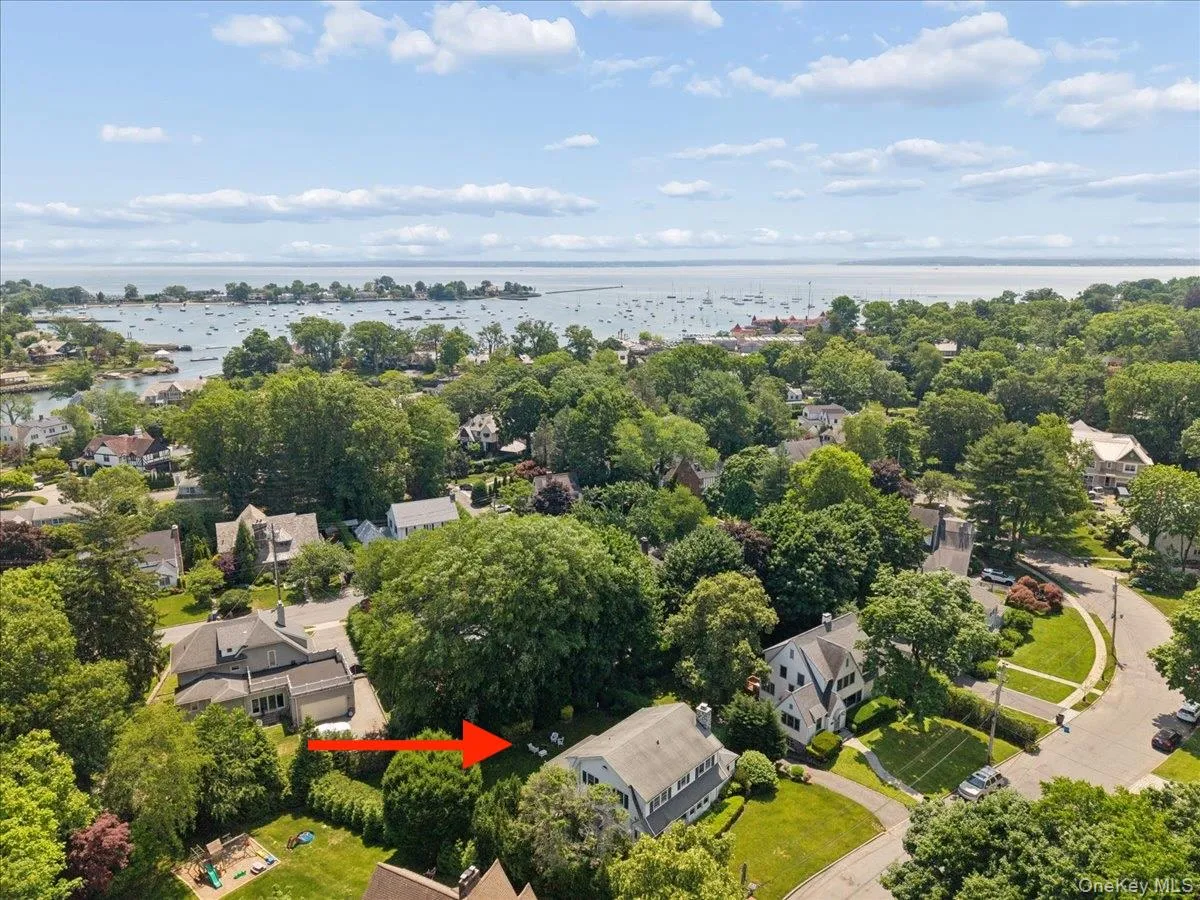 Located in a highly walkable location in the heart of Larchmont Manor. Located in a highly walkable location in the heart of Larchmont Manor.
