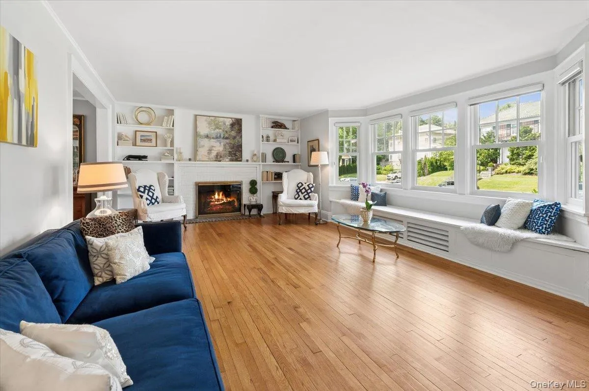 The floors are in wonderful condition through 15 Lyons. The floors are in wonderful condition through 15 Lyons.