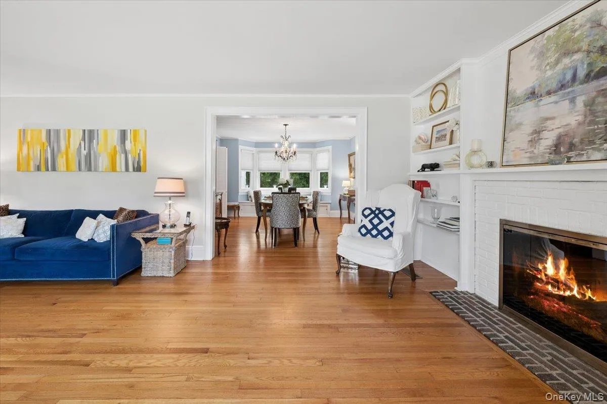 The arch into the dining room allows light to fill the first floor. The arch into the dining room allows light to fill the first floor.