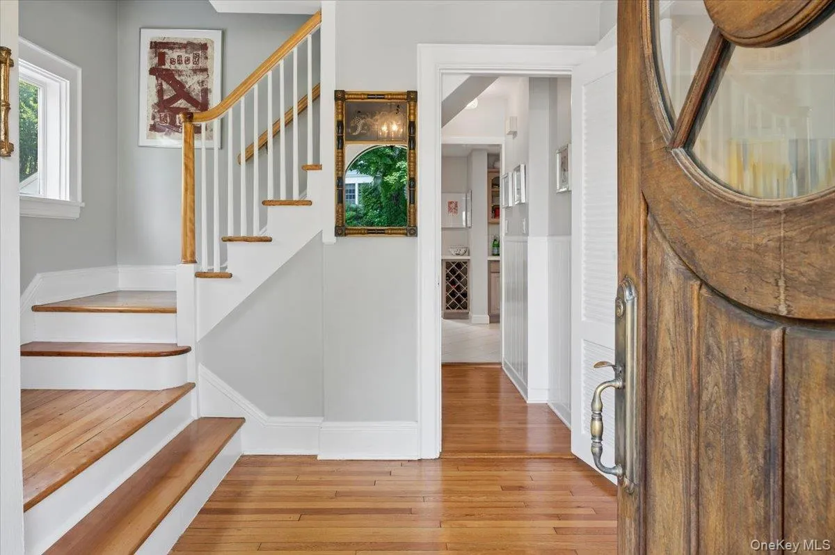 Oversized front hall for busy living! Oversized front hall for busy living!