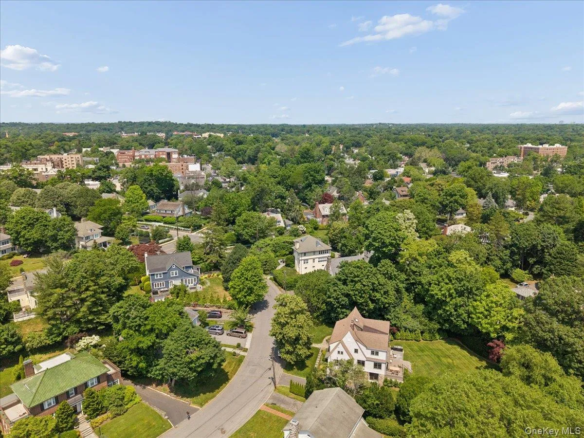 The brick building in upper left is Chatsworth Elementary School...and town...an easy walk! The brick building in upper left is Chatsworth Elementary School...and town...an easy walk!