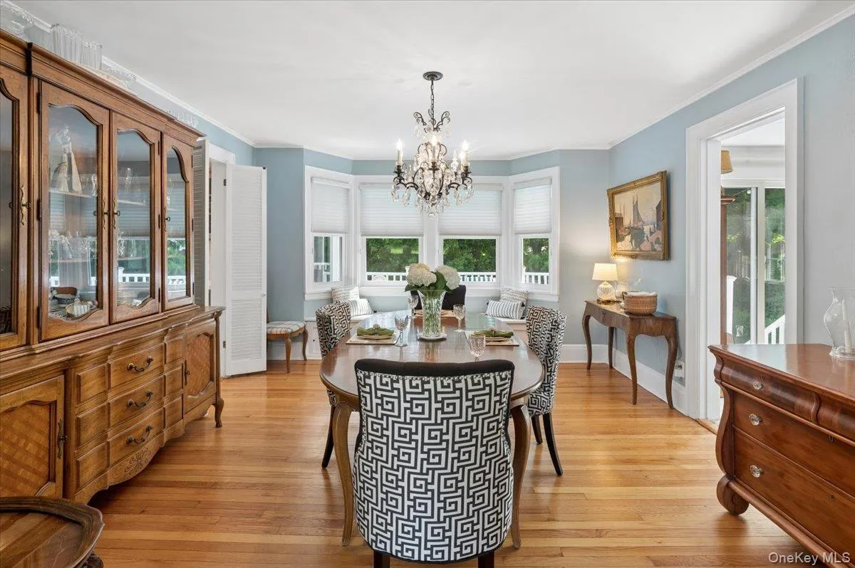 The dining room easily seats 10-12 guests. The dining room easily seats 10-12 guests.