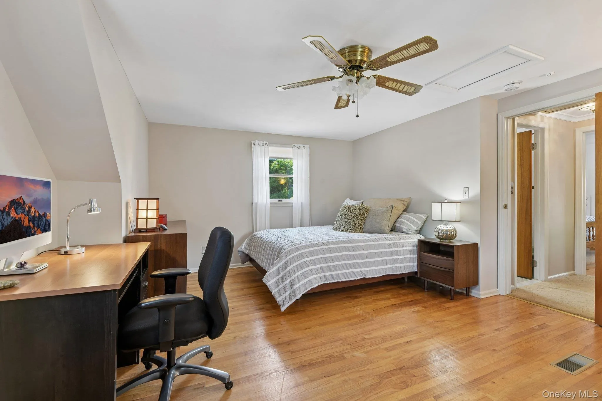 4th bedroom, 2nd floor, large and spacious! 4th bedroom, 2nd floor, large and spacious!