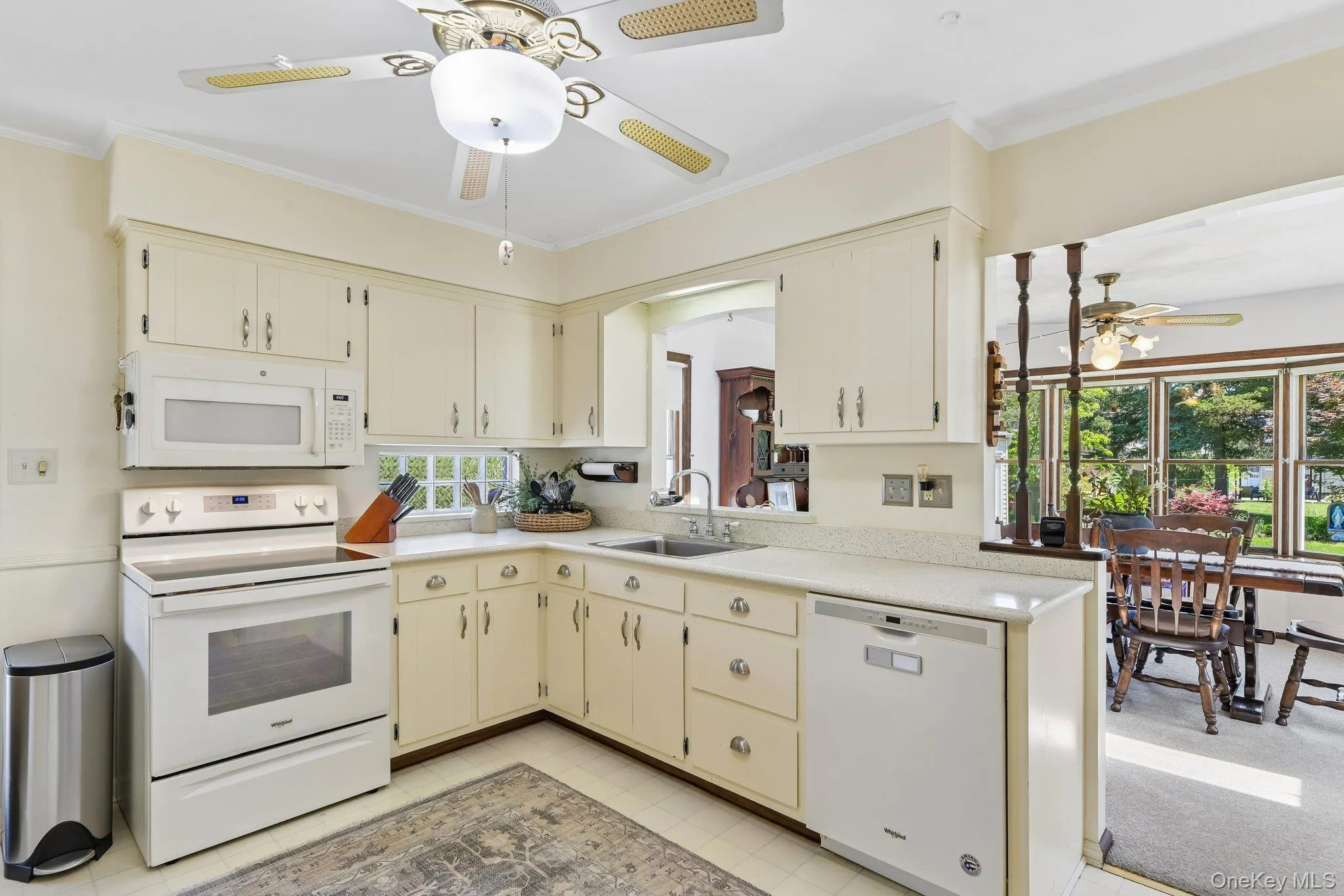 Open kitchen and dining room. Open kitchen and dining room.