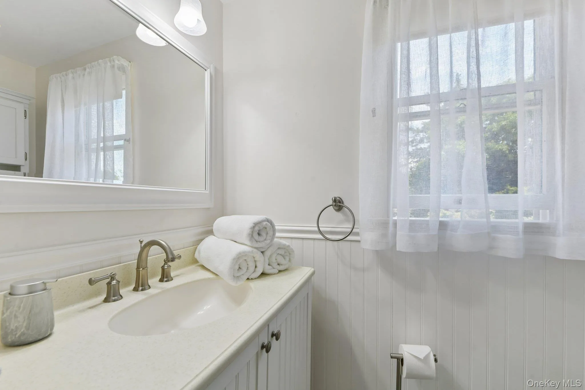 2nd floor full bath with tub/shower. 2nd floor full bath with tub/shower.