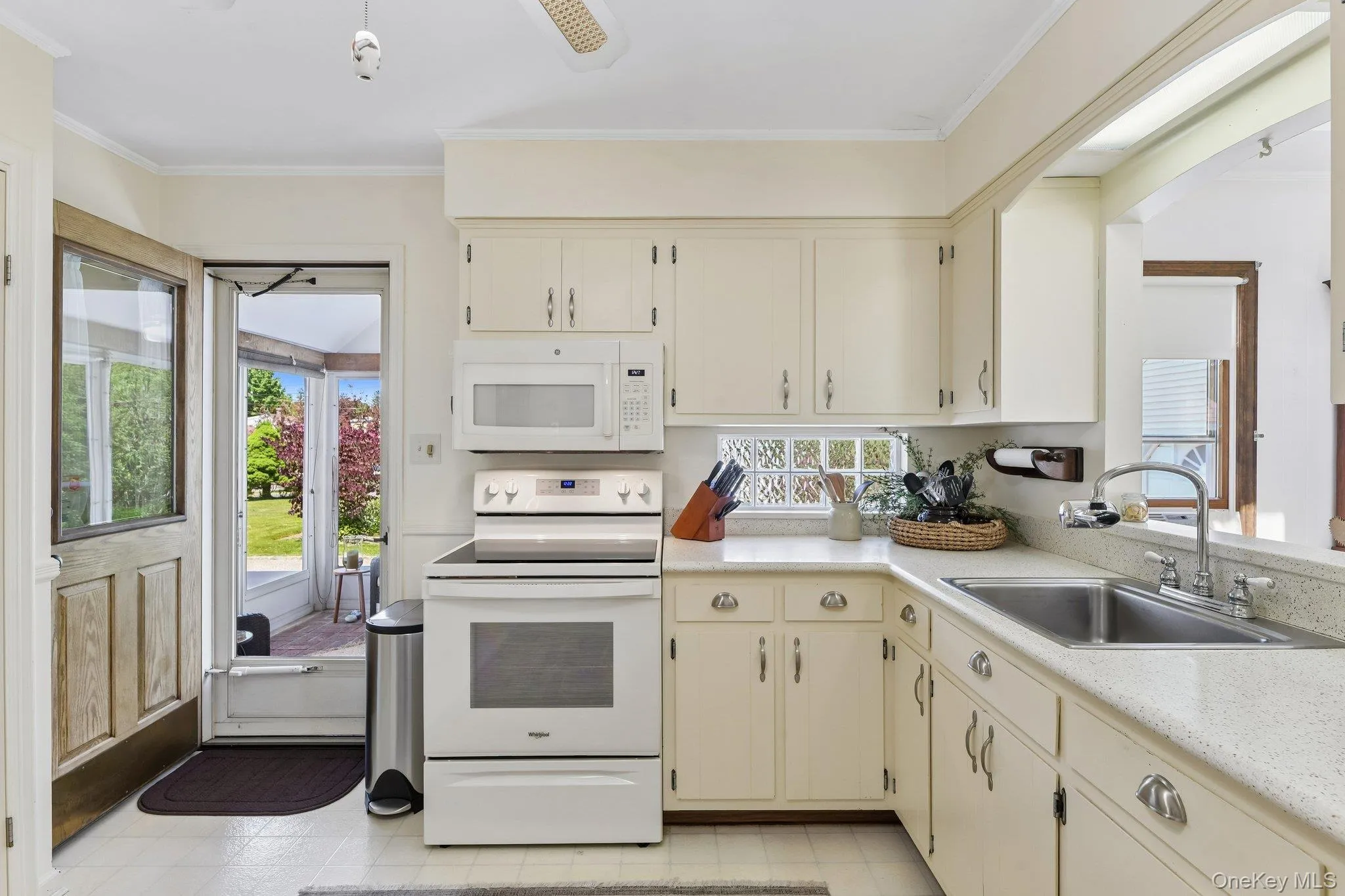 Large spacious kitchen off sunroom. Large spacious kitchen off sunroom.