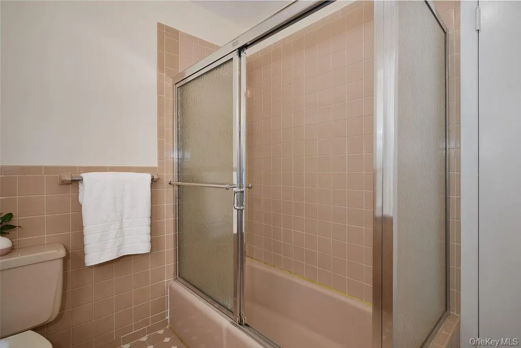 72 Hickory Hill Drive, Greenburgh, NY, 3 Bedrooms Bedrooms, 7 Rooms Rooms,2 BathroomsBathrooms,Residential,For Rent,Hickory Hill,0,KEY1010145 72 Hickory Hill Drive, Greenburgh, NY, 3 Bedrooms Bedrooms, 7 Rooms Rooms,2 BathroomsBathrooms,Residential,For Rent,Hickory Hill,0,KEY1010145