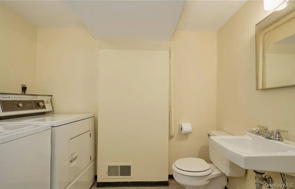 72 Hickory Hill Drive, Greenburgh, NY, 3 Bedrooms Bedrooms, 7 Rooms Rooms,2 BathroomsBathrooms,Residential,For Rent,Hickory Hill,0,KEY1010145 72 Hickory Hill Drive, Greenburgh, NY, 3 Bedrooms Bedrooms, 7 Rooms Rooms,2 BathroomsBathrooms,Residential,For Rent,Hickory Hill,0,KEY1010145