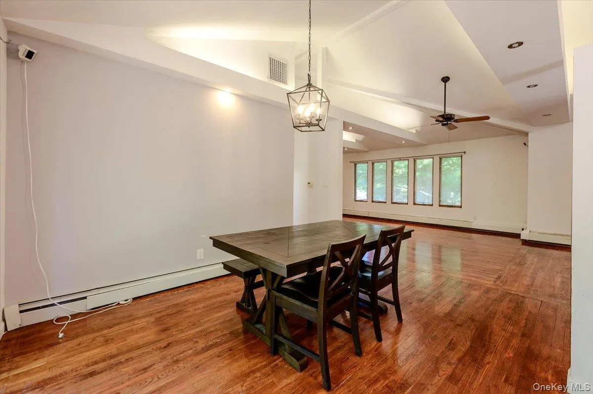 Open Dining area off kitchen & living rm Open Dining area off kitchen & living rm