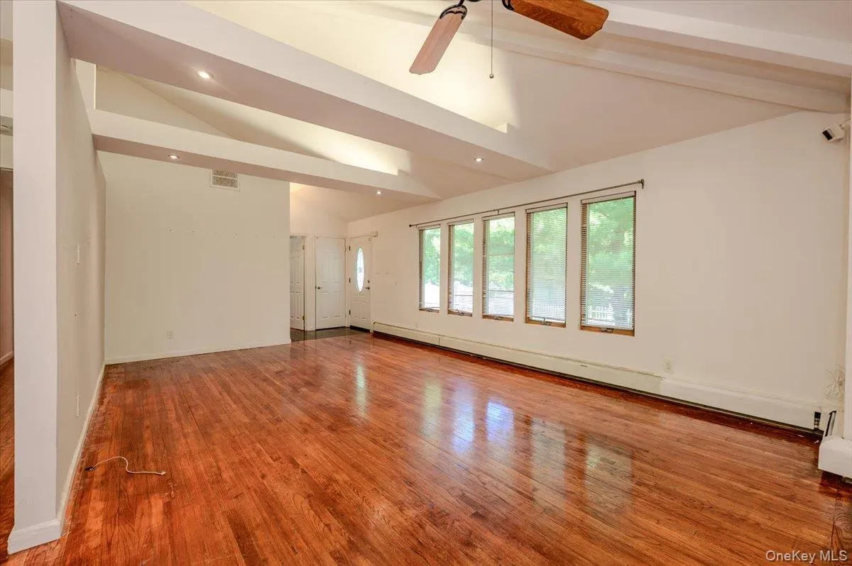 Living Rm w/vaulted ceiling & recessed lighting Living Rm w/vaulted ceiling & recessed lighting