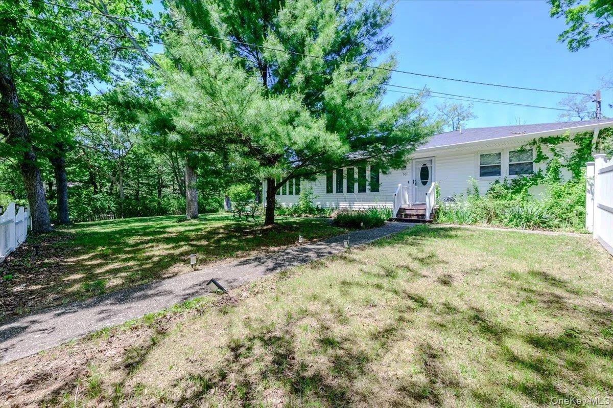 Front of house & front yard Front of house & front yard