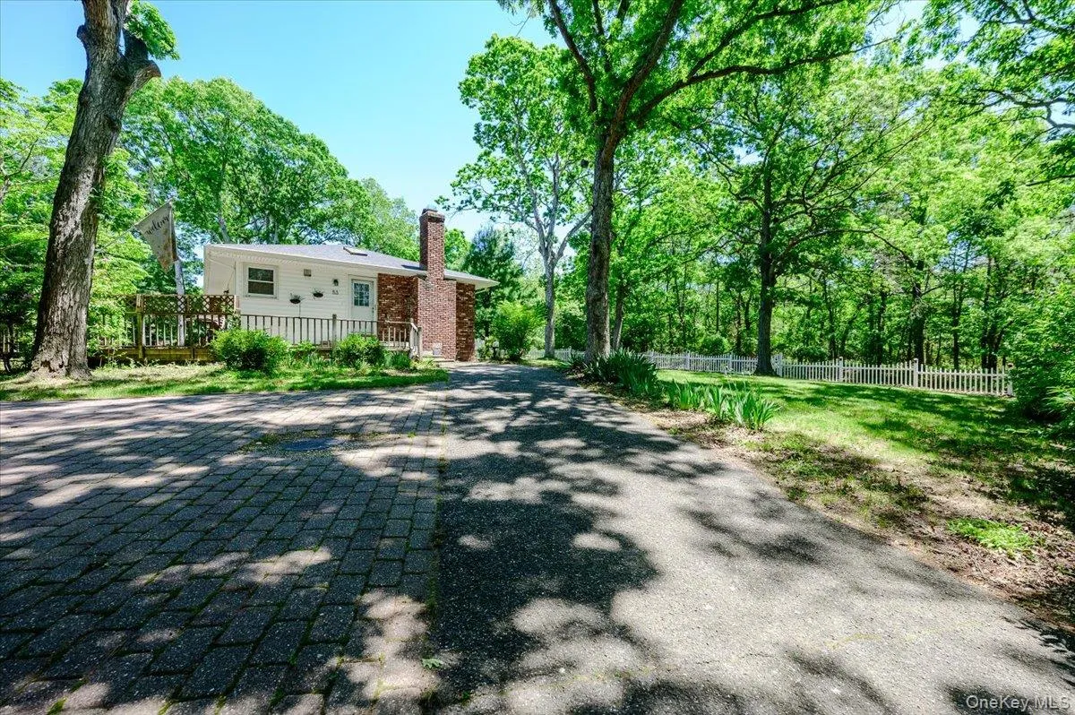 Driveway with ample parking Driveway with ample parking