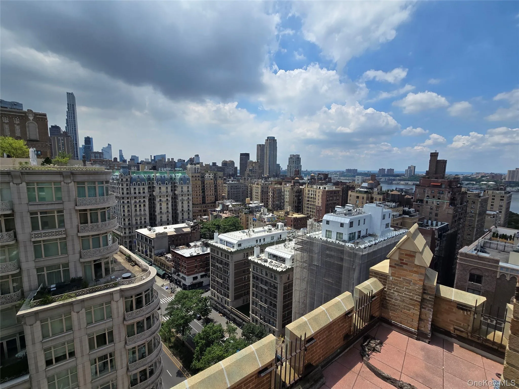 Incredible city views to the south. Incredible city views to the south.
