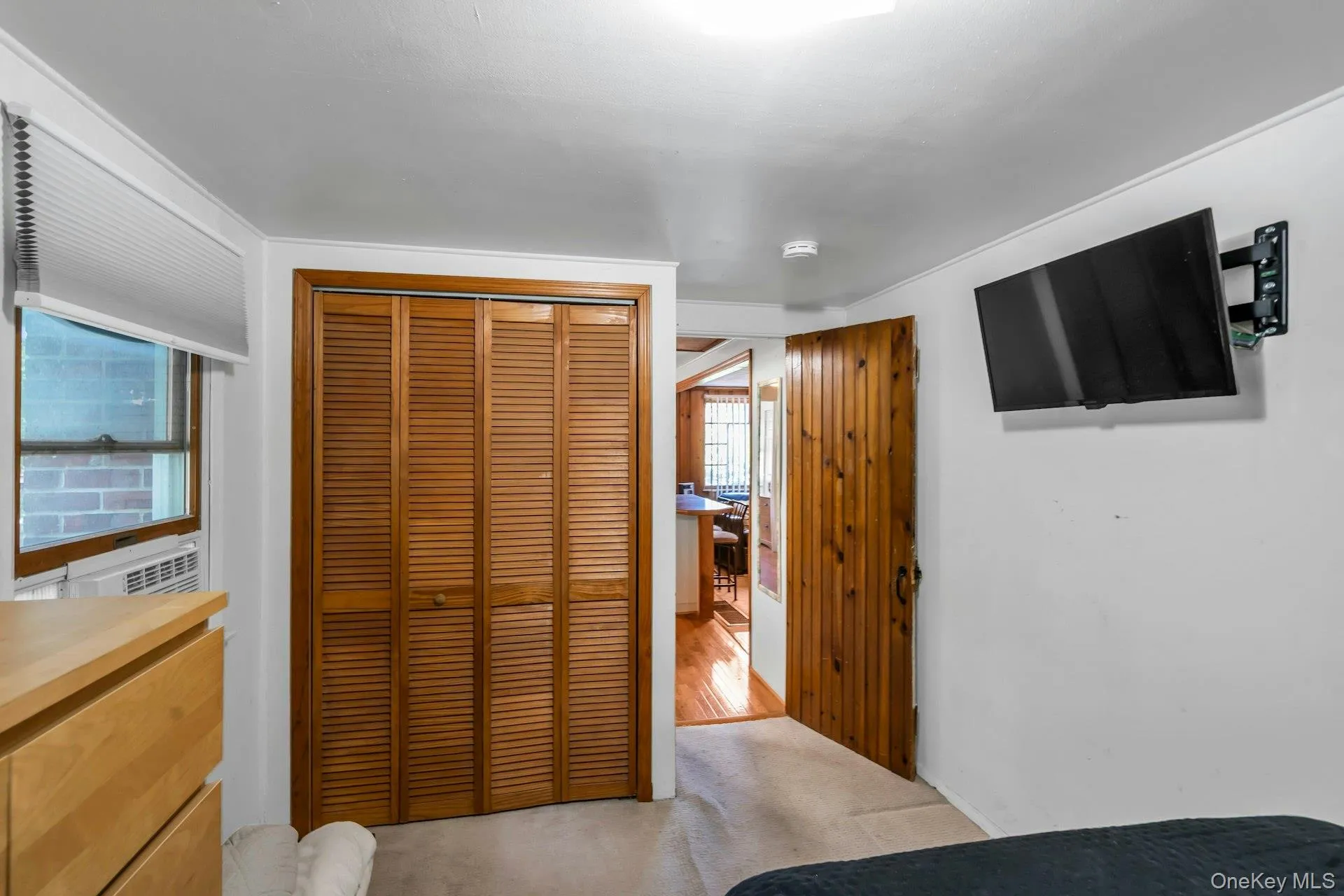 Bedroom With Double Closet Bedroom With Double Closet