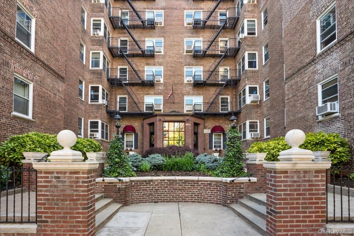 99-45 67th Road, New York, NY, 2 Bedrooms Bedrooms, 5 Rooms Rooms,1 BathroomBathrooms,Residential,For Rent,67th,0,1010194 99-45 67th Road, New York, NY, 2 Bedrooms Bedrooms, 5 Rooms Rooms,1 BathroomBathrooms,Residential,For Rent,67th,0,1010194