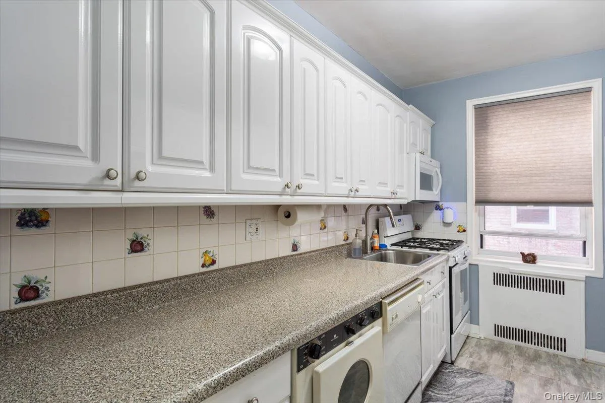 99-45 67th Road, New York, NY, 2 Bedrooms Bedrooms, 5 Rooms Rooms,1 BathroomBathrooms,Residential,For Rent,67th,0,1010194 99-45 67th Road, New York, NY, 2 Bedrooms Bedrooms, 5 Rooms Rooms,1 BathroomBathrooms,Residential,For Rent,67th,0,1010194