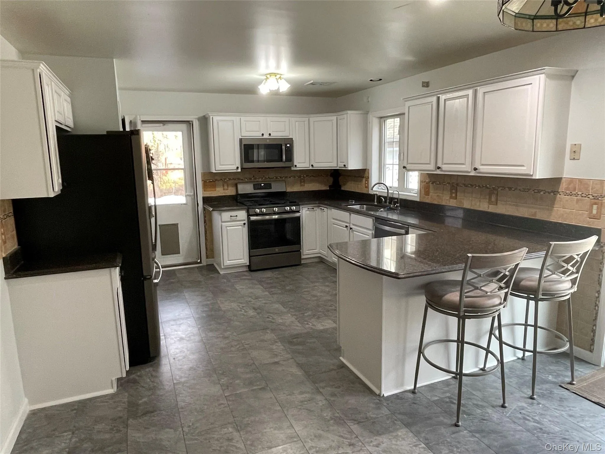 Quartz Counters, SS Appliances, Refinished Cabinets Quartz Counters, SS Appliances, Refinished Cabinets