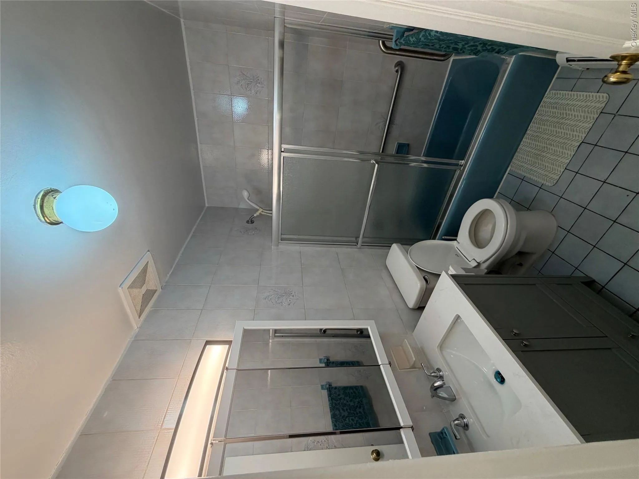 Full bathroom Full bathroom